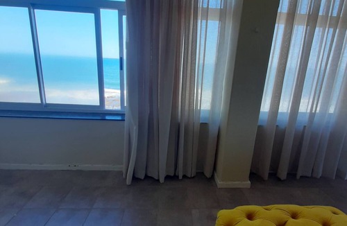 Quigney Beach Apartment | Lovely 3 bedroom with full sea view, restaurants,
