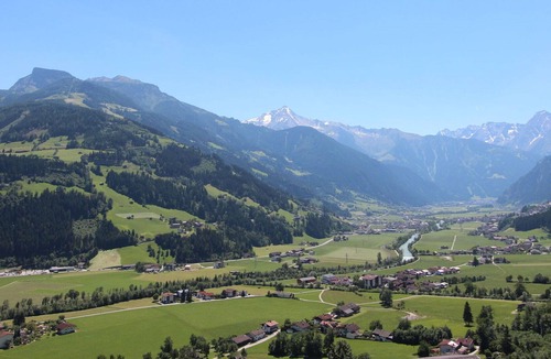 Zillertal Apartment | Lovely apartment for 10 guests with WIFI, TV, balcony and parking