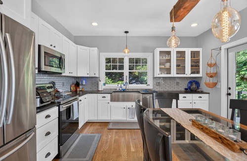 Seneca House | Luxary Lake Keowee Home with hottub 25mins from Clemson and Foothills Trail.