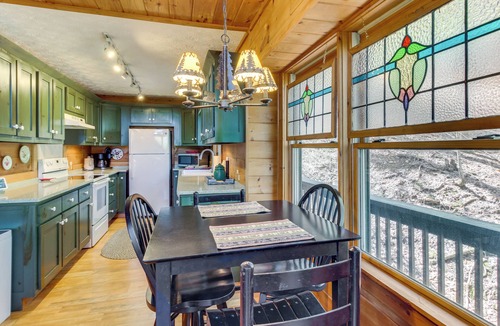 Walnut Mountain Cabin | Luxe Ellijay Cabin! Grand Views, Games & Hot Tub