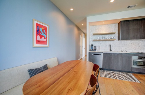 Rainey Street Historic District Condo | Luxe Rainey St corner condo with lakeview balcony, rooftop pool & gym