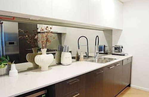 Biggera Waters Apartment | Luxe Waterfront 3BR Retreat by Harbour Town