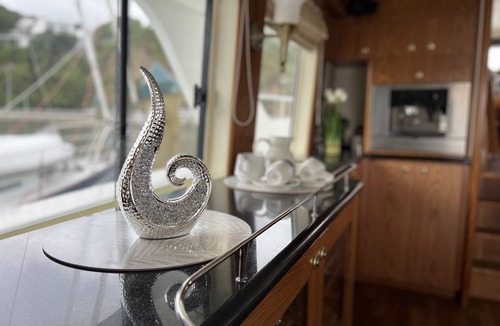 Lowry Bay Boat Rental | LUXERY LAUNCH (BERTHED)