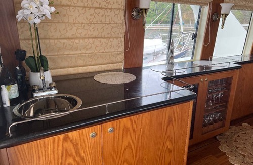 Lowry Bay Boat Rental | LUXERY LAUNCH (BERTHED)