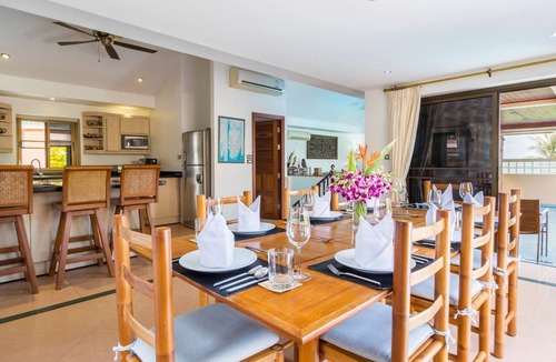 Kata House | Luxuriöse Villa, Personal, privater Koch, Meerblick by Interhome