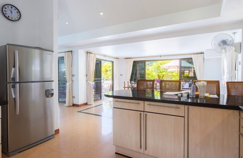 Kata House | Luxuriöse Villa, Personal, privater Koch, Meerblick by Interhome