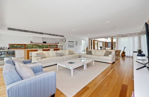 Casuarina Apartment | Luxurious 4 Bedroom, Beachfront Living, Casuarina