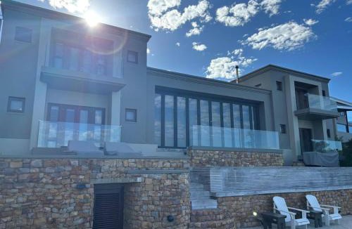 Knysna Villa | Luxurious 5-Bedroom Villa with Private Pool in Knysna