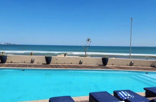 Lagoon Beach Apartment | Luxurious Accessible Apartment With Ocean Views in Kaapstad