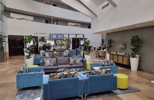 Lagoon Beach Apartment | Luxurious Accessible Apartment With Ocean Views in Kaapstad