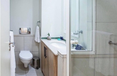 Lagoon Beach Apartment | Luxurious Accessible Apartment in Vibrant Kaapstad