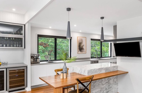 Currumbin House | Luxurious Beachside Oasis with Ocean Views and a swimming pool, Wifi and linen included