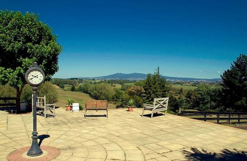 Hamilton Cabin | Luxurious Getaway with Private Balcony near Hamilton Gardens, North Island