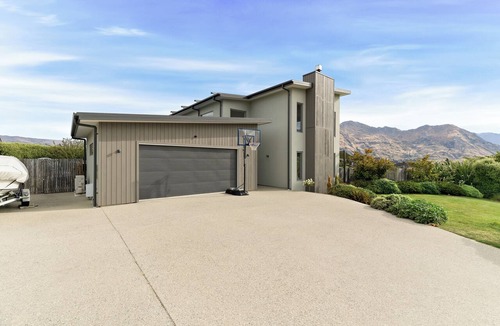Wanaka House | Luxurious home with stunning lake views in Penrith Park