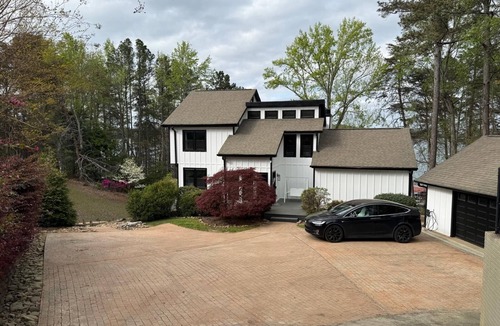 Buford House | Luxurious Oasis over Lake Lanier Islands & Margaritaville! Hot Tub! Boat Dock!