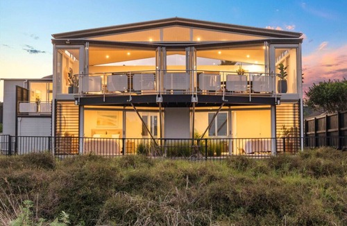 Omaha House | Luxurious Omaha Beachfront Retreat