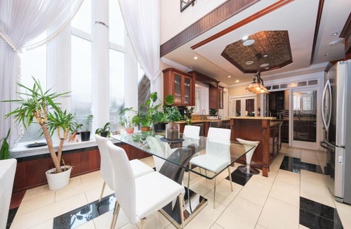 South Cambie House | Luxurious & Spacious Villa next to Oakridge Mall