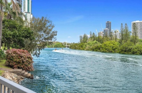 Main Beach Apartment | Luxury 3BR in Gold Coast with Ocean & City Views