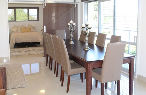 Nukuhau House | Luxury New Home, Central, Swim Spa, WiFi & Linen Included