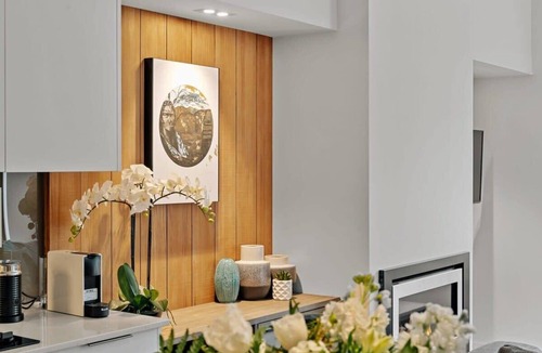 Arthur's Point Apartment | Luxury Queenstown Apartment with Mountain Views