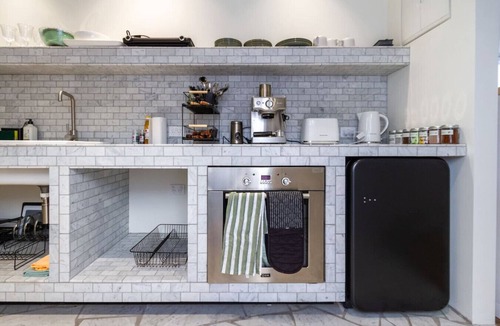 Christchurch City Centre House | Luxury studio with spa and private carpark