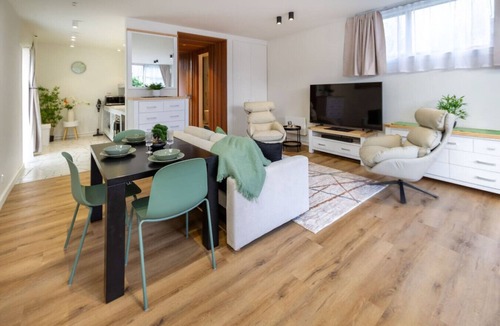 Christchurch City Centre House | Luxury studio with spa and private carpark