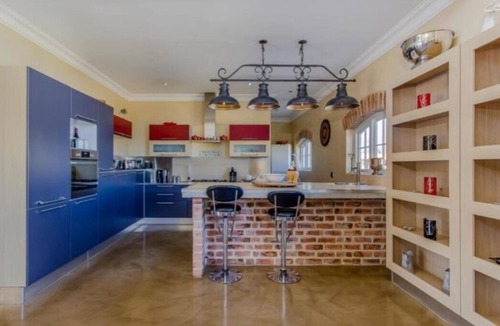 Paarl Villa | Luxury Tuscan Estate near Babylonstoren: Private Pool & Full Solar Power Backup