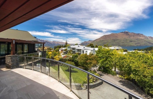Queenstown City Centre House | Luxury Villa Central Queenstown Lake Views + Spa