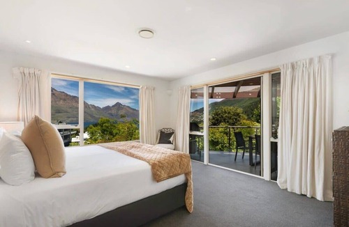 Queenstown City Centre House | Luxury Villa Central Queenstown Lake Views + Spa