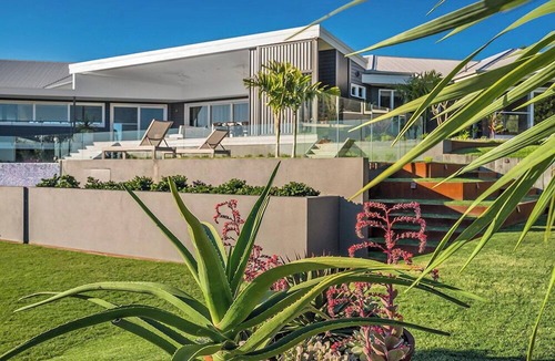 Coopers Shoot House | Luxury Villas Byron Retreat (Ocean, Views, Pool)
