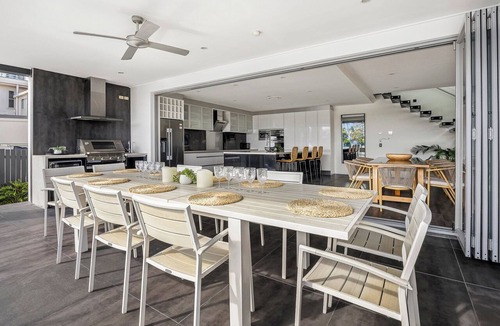 Broadbeach Waters House | Luxury Villas The Grand (Heated Pool)