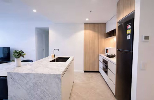 Brisbane Central Business District Apartment | Lv 53 Riverview Luxe Apt on QWR - Crown's Jewel City view with Parking
