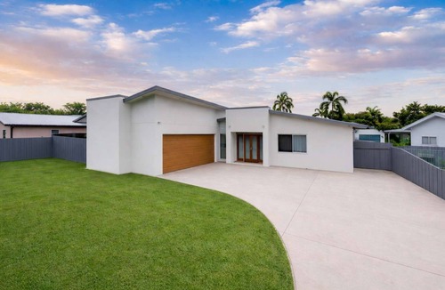 Annandale House | Magic on MacArthur - Modern 4BR Home in Annandale, Townsville
