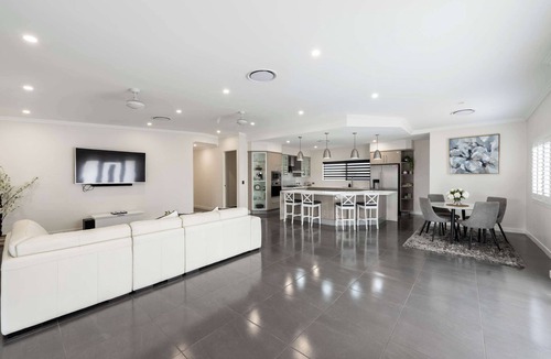 Annandale House | Magic on MacArthur - Modern 4BR Home in Annandale, Townsville