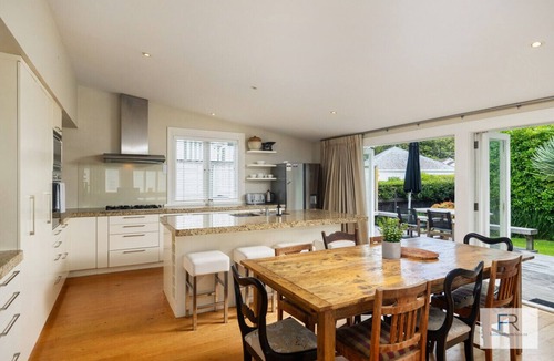 Epsom House | Magnificent Villa Getaway|by Furnished Rentals
