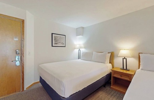 West End Cabin | Main Street gem - pool & hot tub - walk to lifts, dog-friendly, balcony
