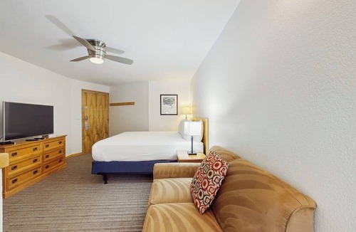 West End Cabin | Main Street gem - pool & hot tub - walk to lifts, dog-friendly, balcony