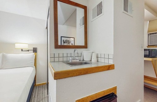 West End Cabin | Main Street gem - pool & hot tub - walk to lifts, dog-friendly, ground-floor