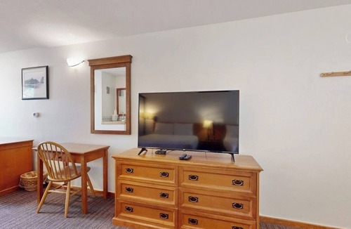 West End Cabin | Main Street room - hot tub & pool - walk to lifts, dog-friendly, second floor
