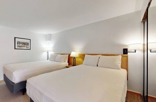 West End Cabin | Main Street room - hot tub & pool - walk to lifts, dog-friendly, second floor