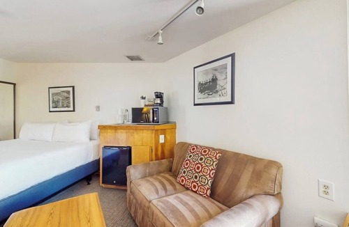 West End Cabin | Main Street room - pool & hot tub - walk to lifts, dog-friendly, top floor