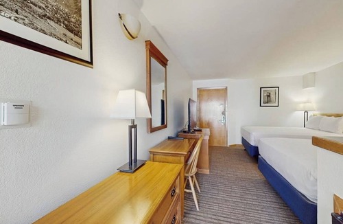 West End Cabin | Main Street studio - pool & hot tub - walk to lifts, dog-friendly, third floor