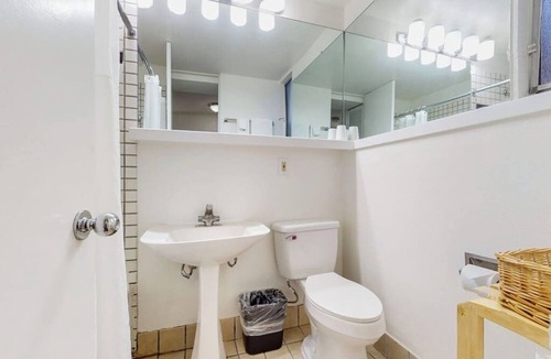West End Cabin | Main Street studio - pool & hot tub - walk to lifts, dog-friendly, ground-floor