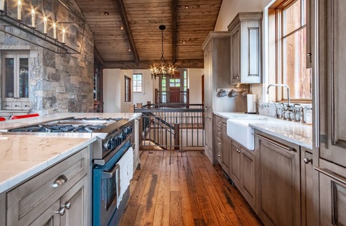 Mount Crested Butte House | Majestic Mountain Retreat. 5-Star Luxury In-Home Spa Amenities, Sleeps 10.