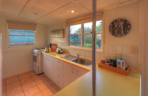 Maleny Cottage | Maleny self contained Cottage & outdoor spa, walk to village cafes & restaurants
