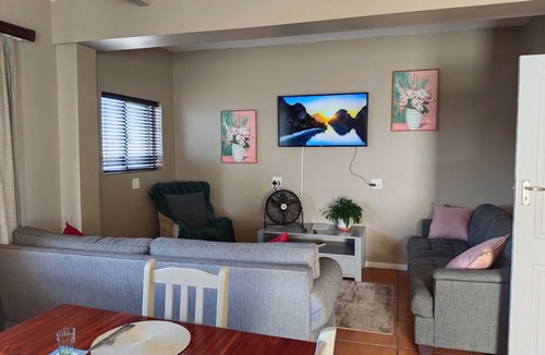 Kleinmond Bed & Breakfast | Marvelous 6-bedroom bed & breakfast in welcoming Kleinmond
