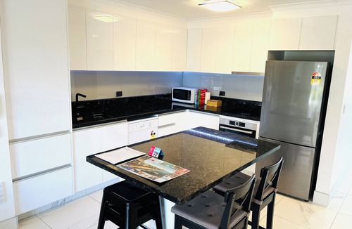 Gold Coast Apartment | Mattys BNB by the Beach 2 Bed/2 Bath apt With Pool, spa & Free Parking