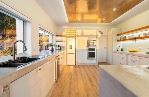 Fisherhaven House | MBIZI lagoon house - Four Bedroom House, Sleeps 8
