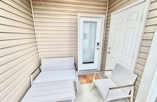 Brown Road House | Modern 2 BR Townhome in South Charlotte Near Carowinds