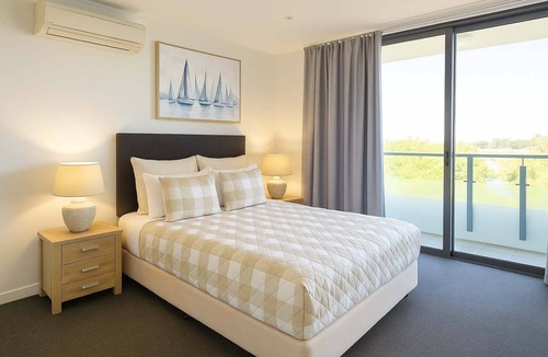 Townsville Apartment | Modern CBD Apartment in Townsville with Pool, Parking and Stadium Views